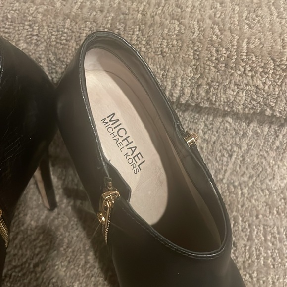 Gorgeous Michael Kors leather ankle booties ! - Picture 8 of 9